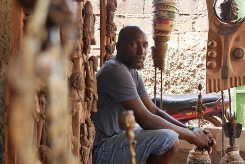 Article : Burkina Faso : À la rencontre d’Abou Sidibé, l’artiste qui donne une âme aux objets