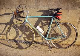 vélo en fer utilisé généralement utilisé par les coureurs cyclistes de Bobo Dioulasso