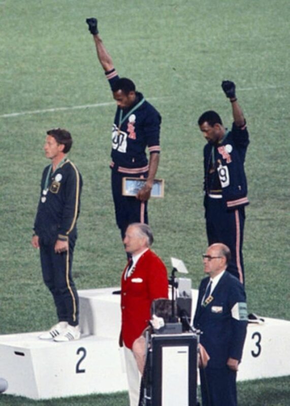 Poings levés, les Américains Tommie Smith et John Carlos et l'Australien Peter Norman